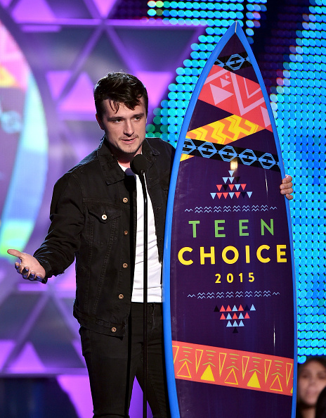Josh Hutcherson “lẻ bóng” trên thảm đỏ “Teen Choice Awards 2015” - Ảnh 1